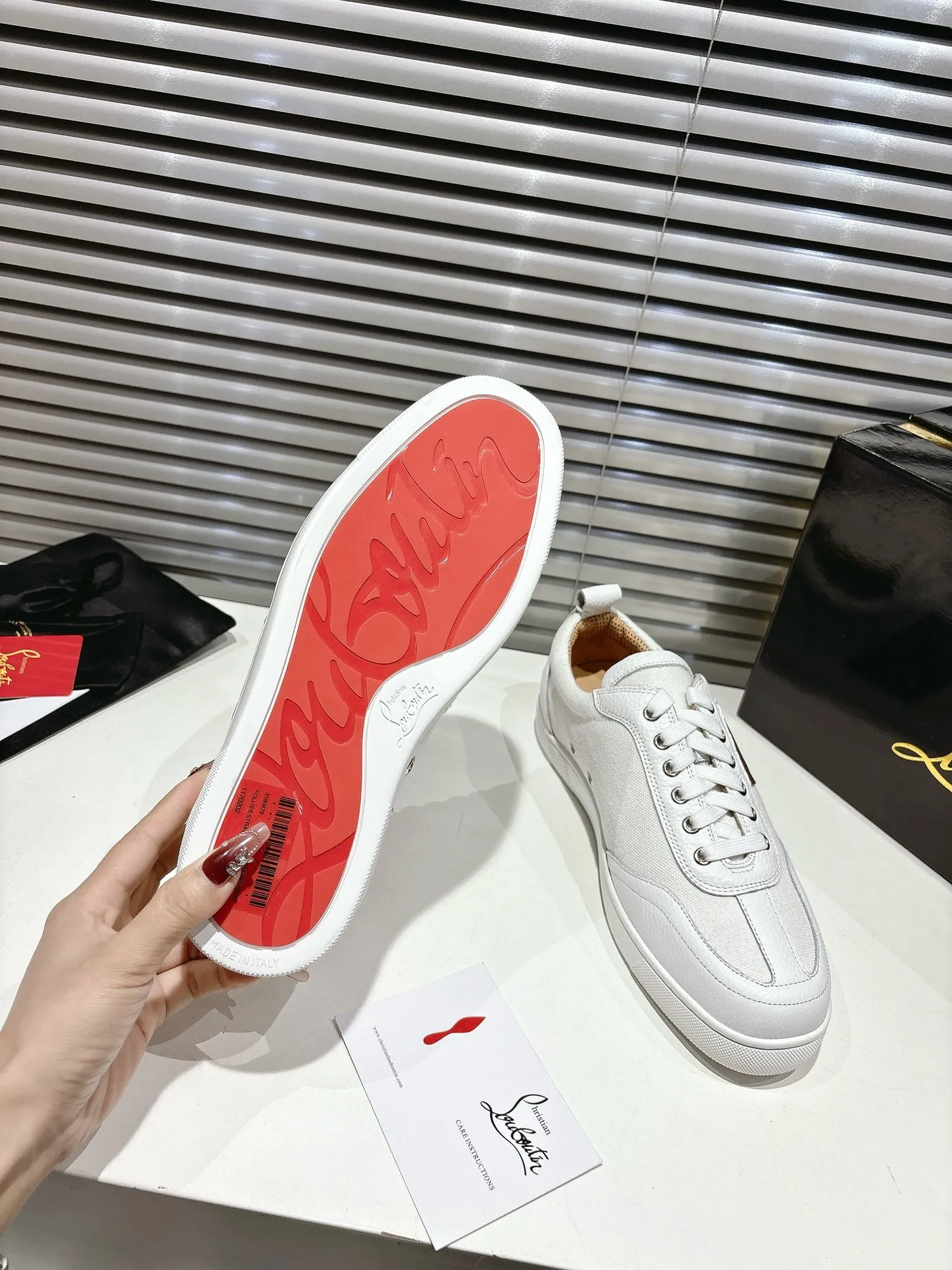 👟👟Ex-factory price 700👟👟 ╔Low top logo sports shoes╗ ·Top version customization·2025𝐬𝐬 𝑪𝒉𝒓𝒊𝒔𝒕𝒊𝒂𝒏 𝑳𝒐𝒖𝒃𝒐𝒖𝒕𝒊𝒏 Retero flat sneakers are smooth and crafted in white grained calfskin and canvas. It is decorated with a stylish side strap with the iconic Maison Christian Louboutin logo, contrasting with Cuoio brown leather for an effortlessly stylish look. This modern sneaker combines a retro '70s look with modern sophistication, featuring a flexible construction. ▪️No matter the last type, fabric, rhinestones, nails, lining, outsole, it is as close as possible to ZP... ▪️The original sole is specially provided by the original factory ▪️The lining is imported water-dyed cowhide ▪️Private customization time is about 3-7 days —————— Size: Women's 35M-41M Men's 38M-47M